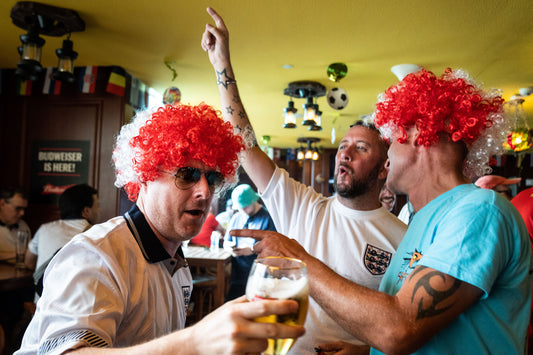 Englische Fußballfans feiern mit Bier