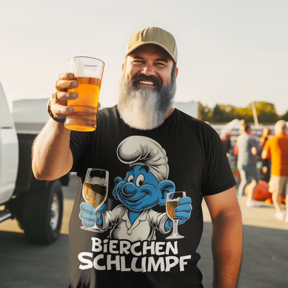 Mann mit Bart und Bier trägt ein Bierchen Schlumpf T-Shirt