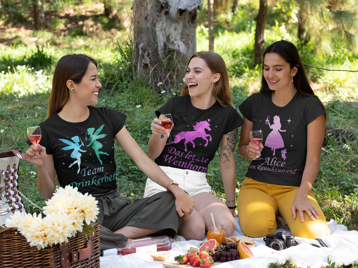 Picknick von Freundinnen mit Prinzessinnen Aquarell T-Shirts
