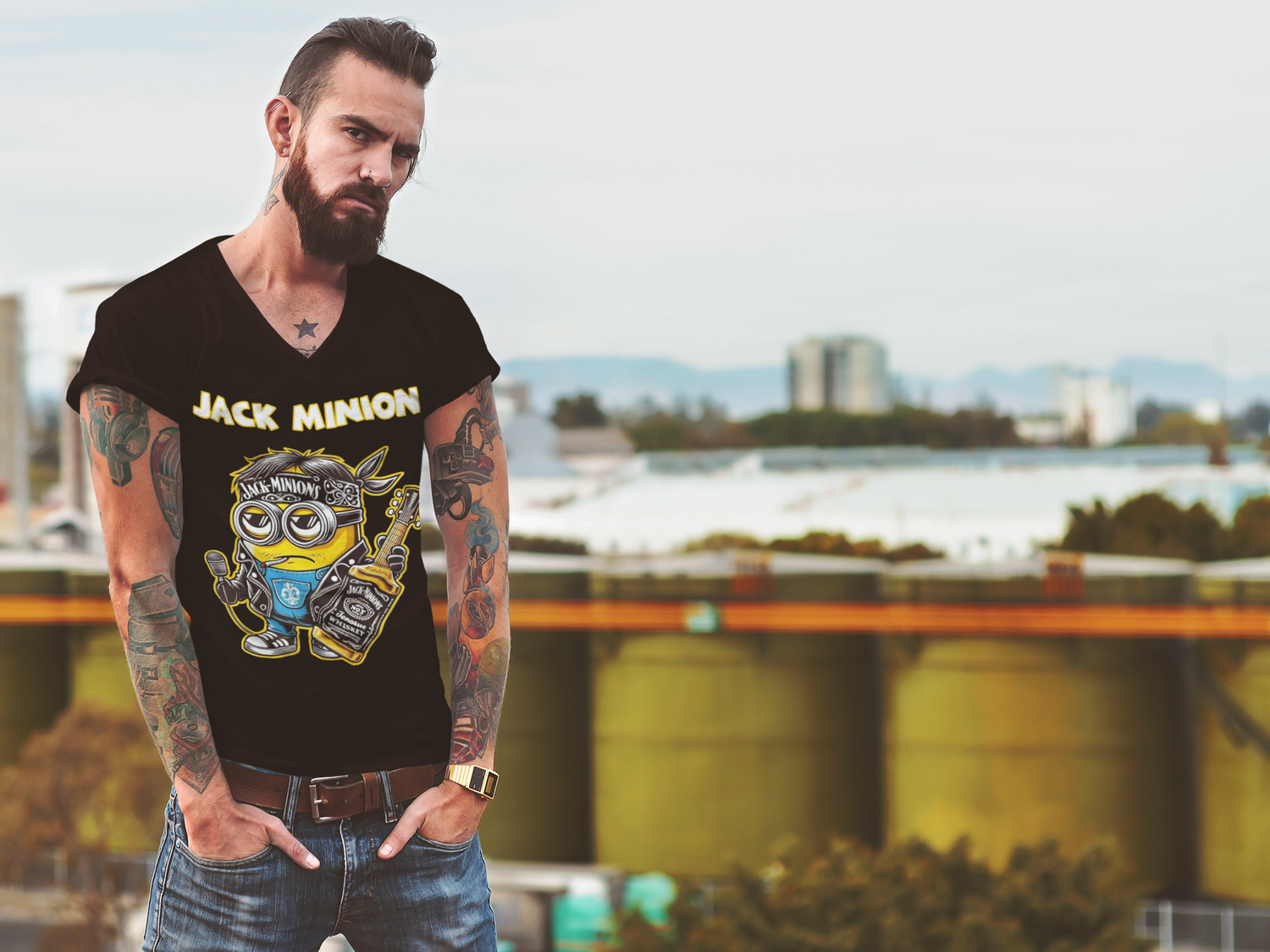 Mann mit Bart und Tattoos trägt ein Jack Minion V-Neck Shirt