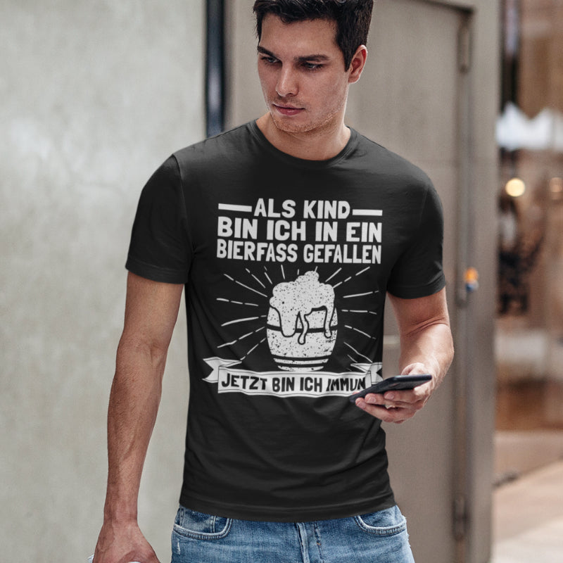 Lustiges Biershirt Als Kind in ein Bierfass gefallen jetzt immun Männer T-Shirt