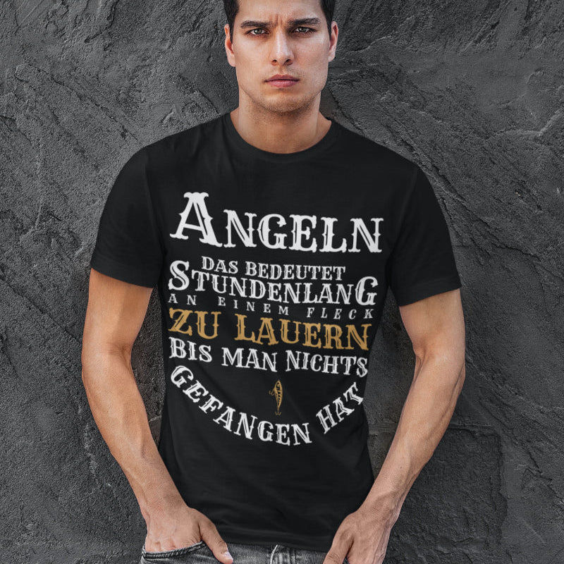 Angeln das bedeutet stundenlang an einem Fleck zu lauern Funshirt Männer T-Shirt