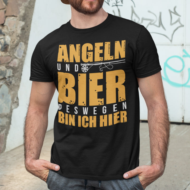 Angeln und Bier – deswegen bin ich hier T-Shirt für Männer Fischer