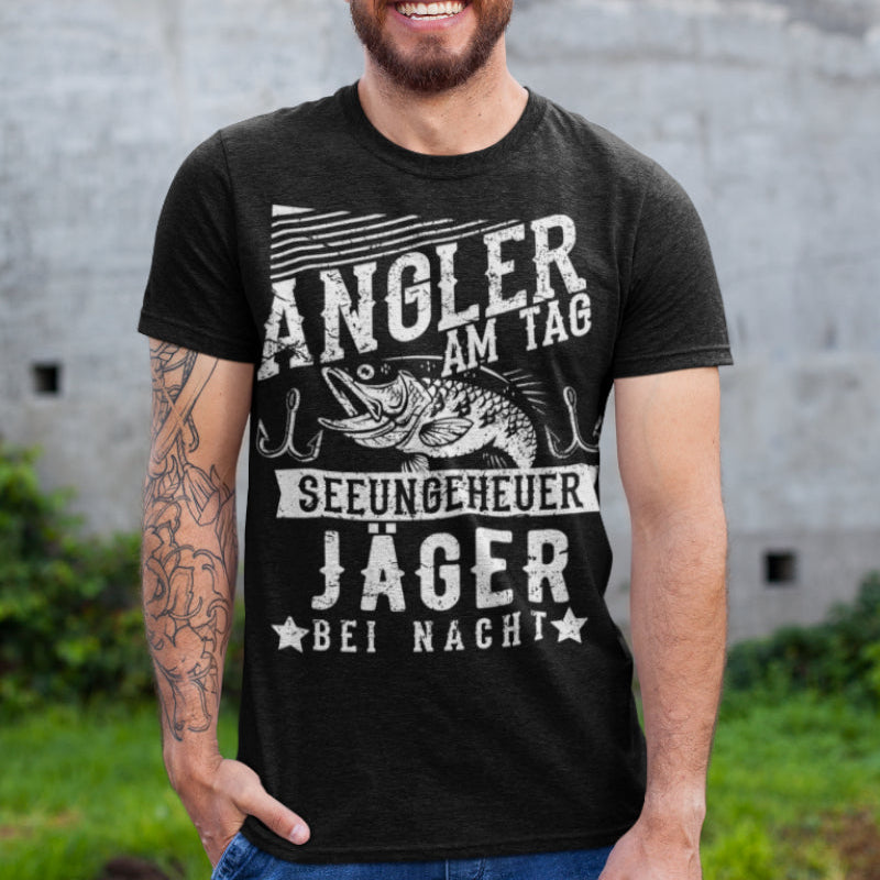 Angler am Tag Seeungeheuer Jäger bei Nacht – Männer T-Shirt für Anglerfans