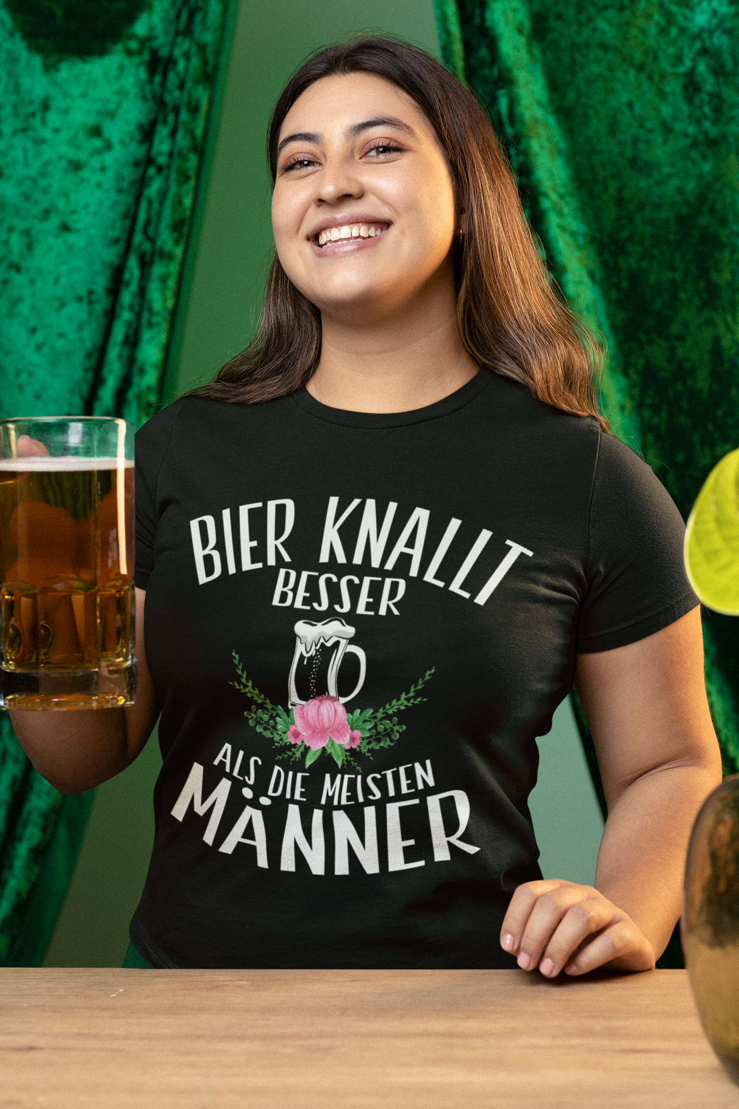 Bier knallt besser als die meisten Männer – Lustiges Damen Bio T-Shirt für Partys