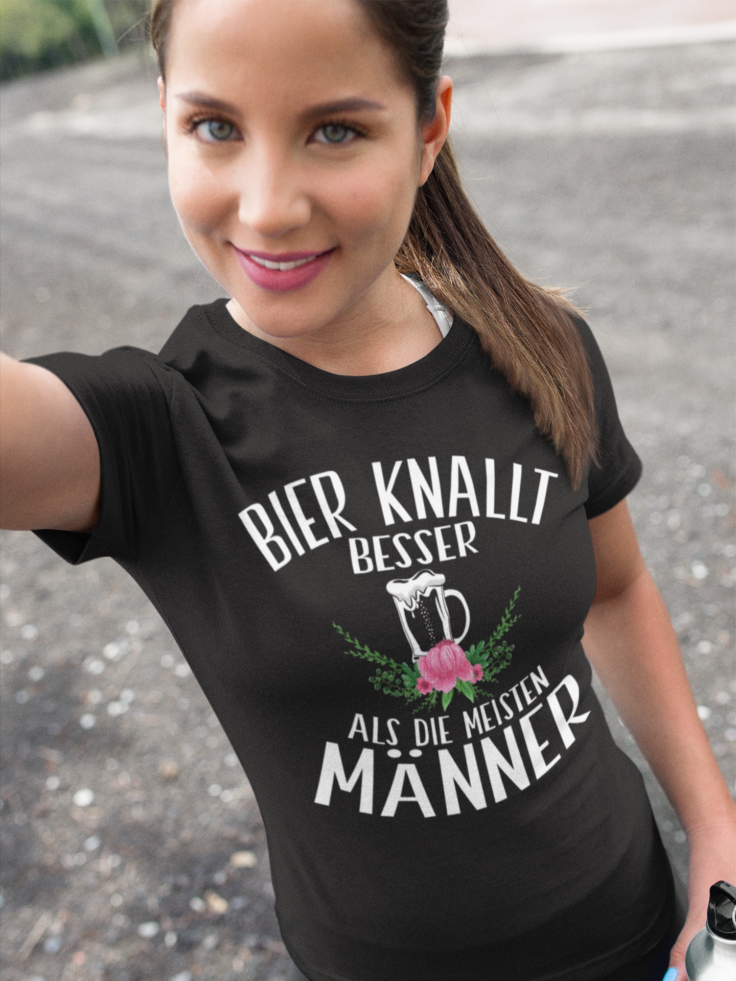 Bier knallt besser als die meisten Männer – Lustiges Damen Bio T-Shirt für Partys