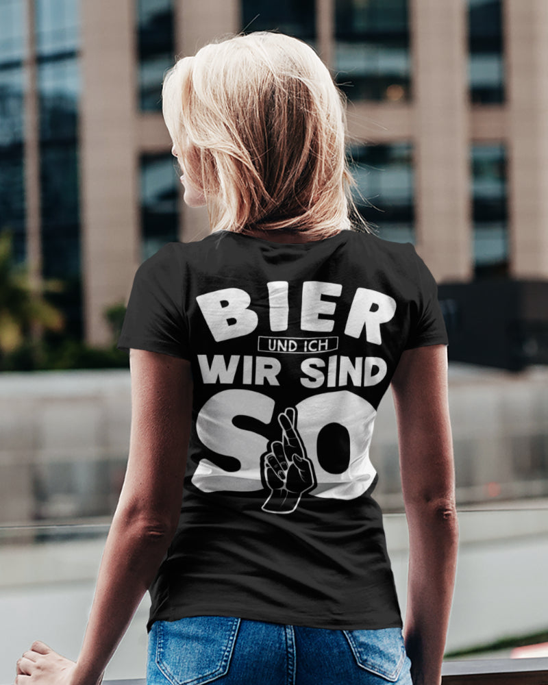 Bier und ich wir sind so Damen Shirt – Lustiges Rückendesign Bierliebhaberinnen
