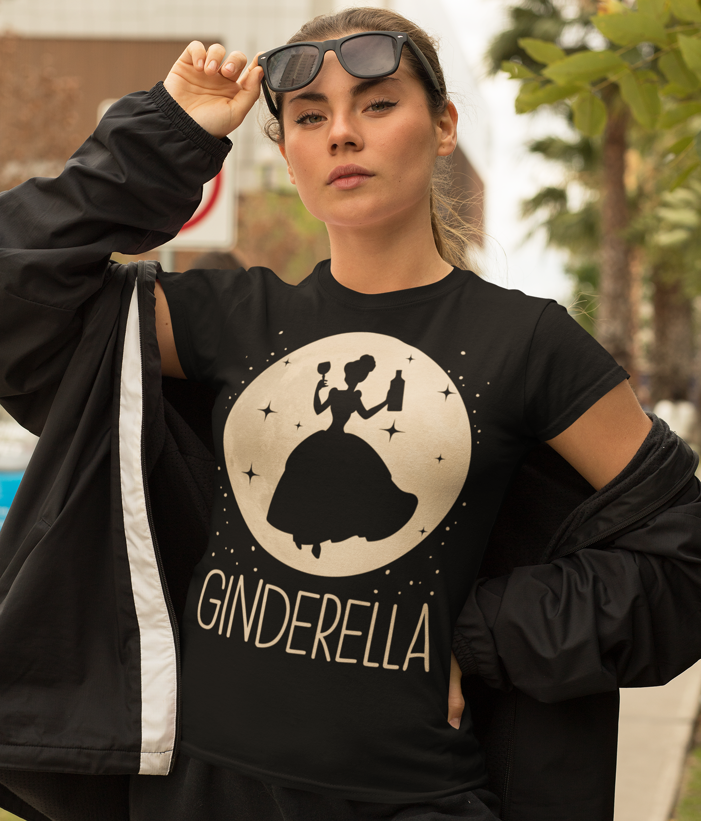 Blonde Frau mit Schwarzem Damenshirt mit Ginderella Prinzessin Design
