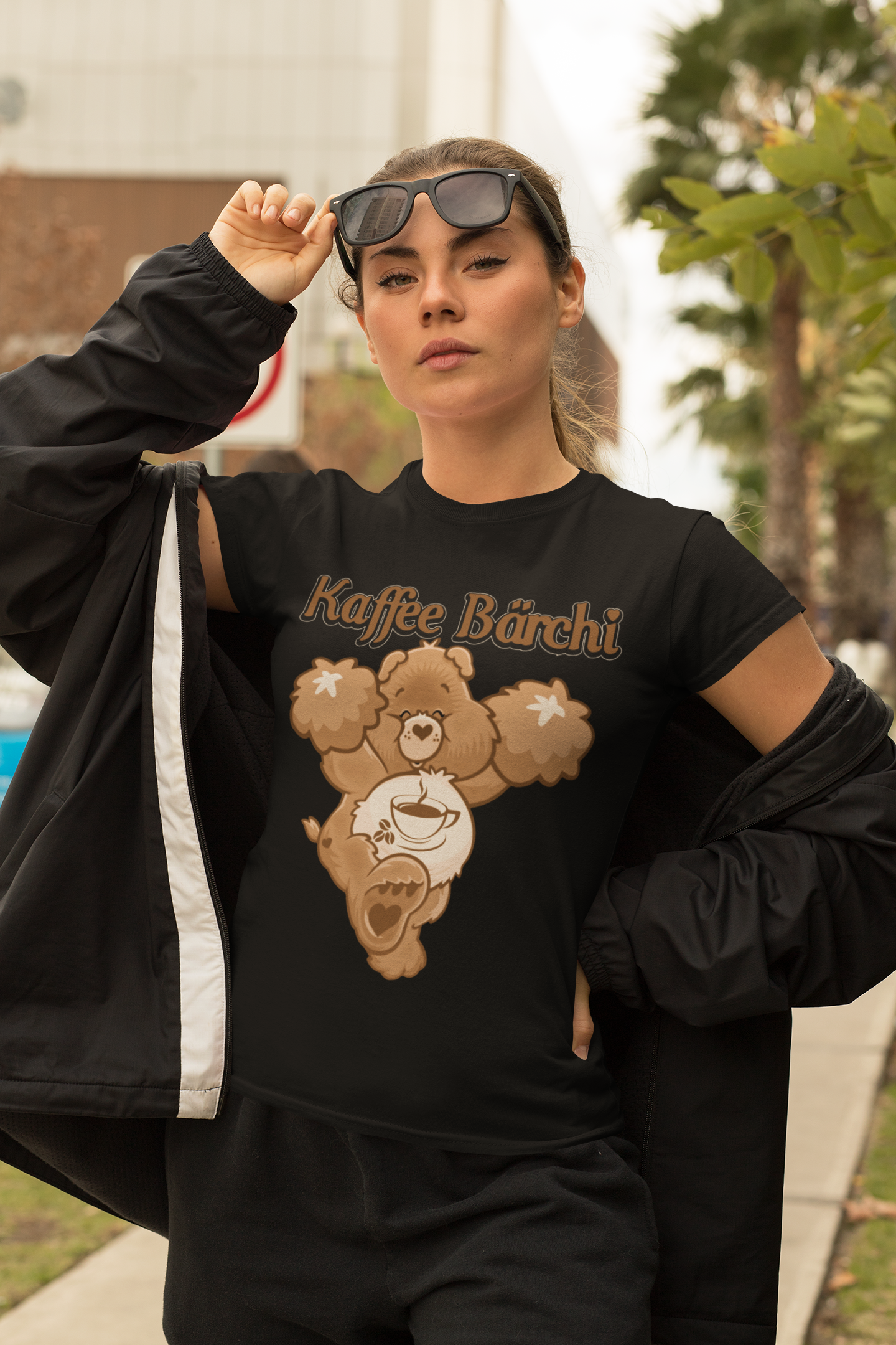 Blonde Frau mit Schwarzem Damenshirt mit Kaffee Bärchi Design