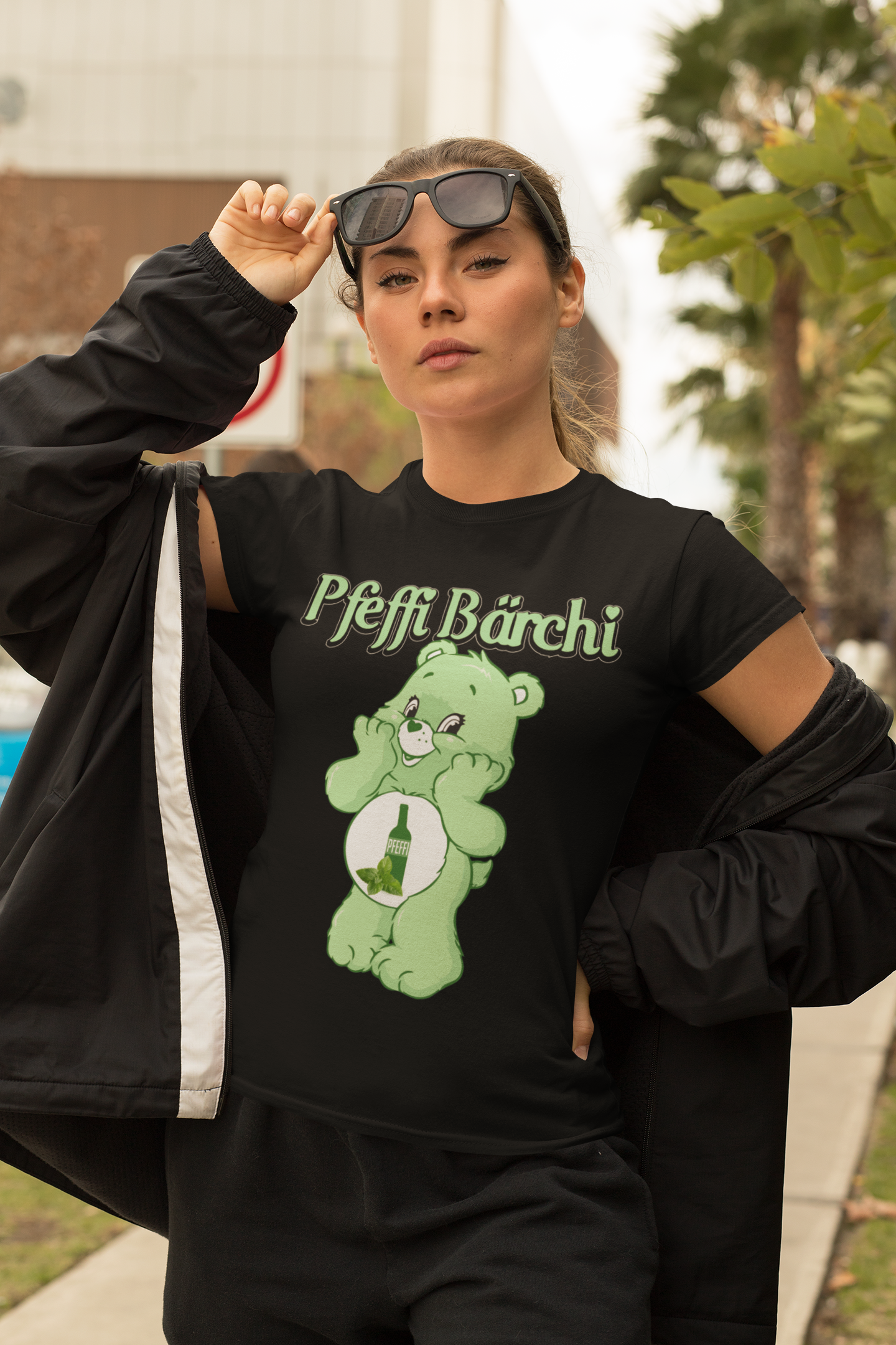 Blonde Frau mit Schwarzem Damenshirt mit Pfeffi Bärchi Glücksbärchi Design