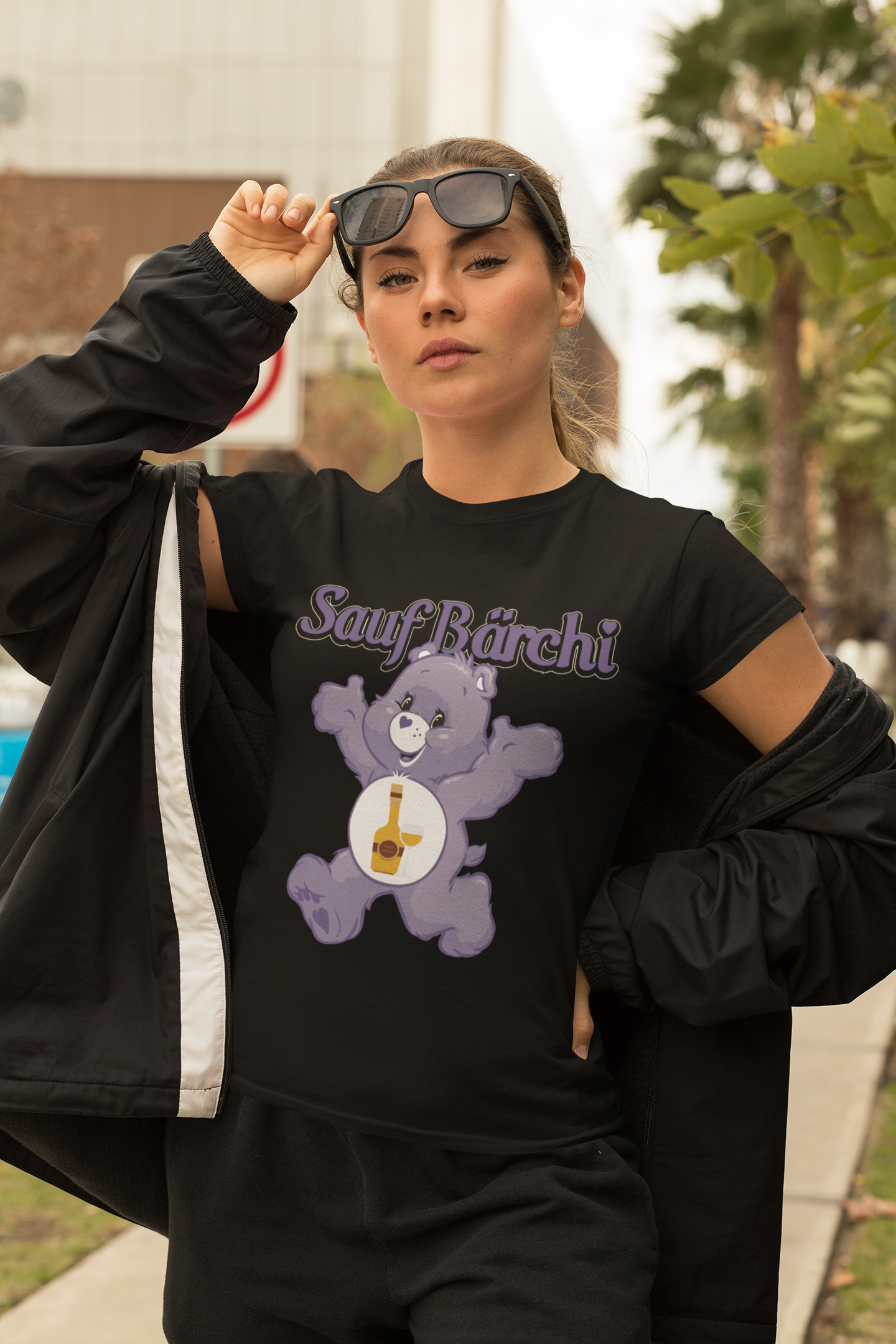 Blonde Frau mit Schwarzem Damenshirt mit Sauf Bärchi Glücksbärchi Design