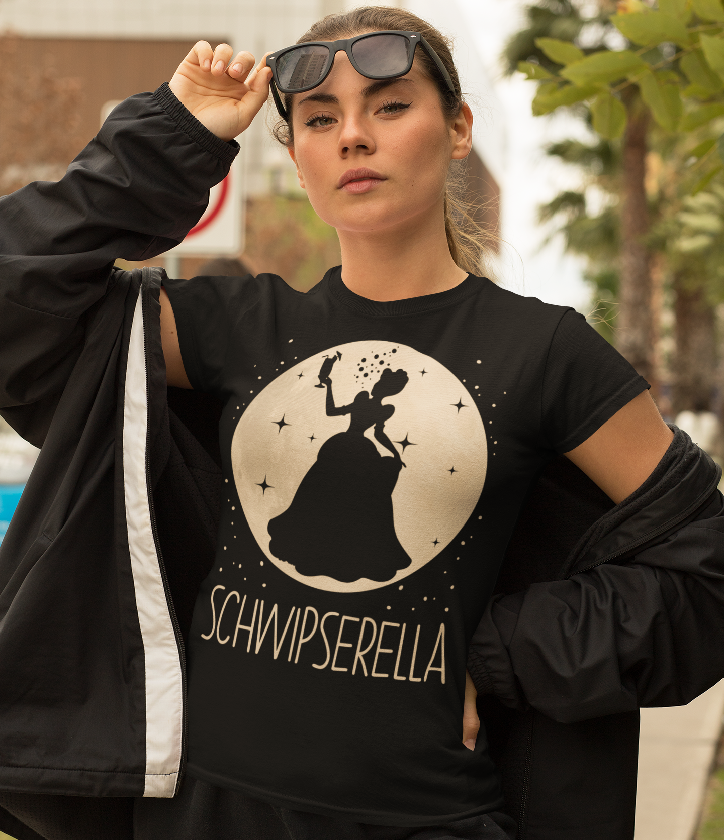 Blonde Frau mit Schwarzem Damenshirt mit Schwipserella Prinzessin Design