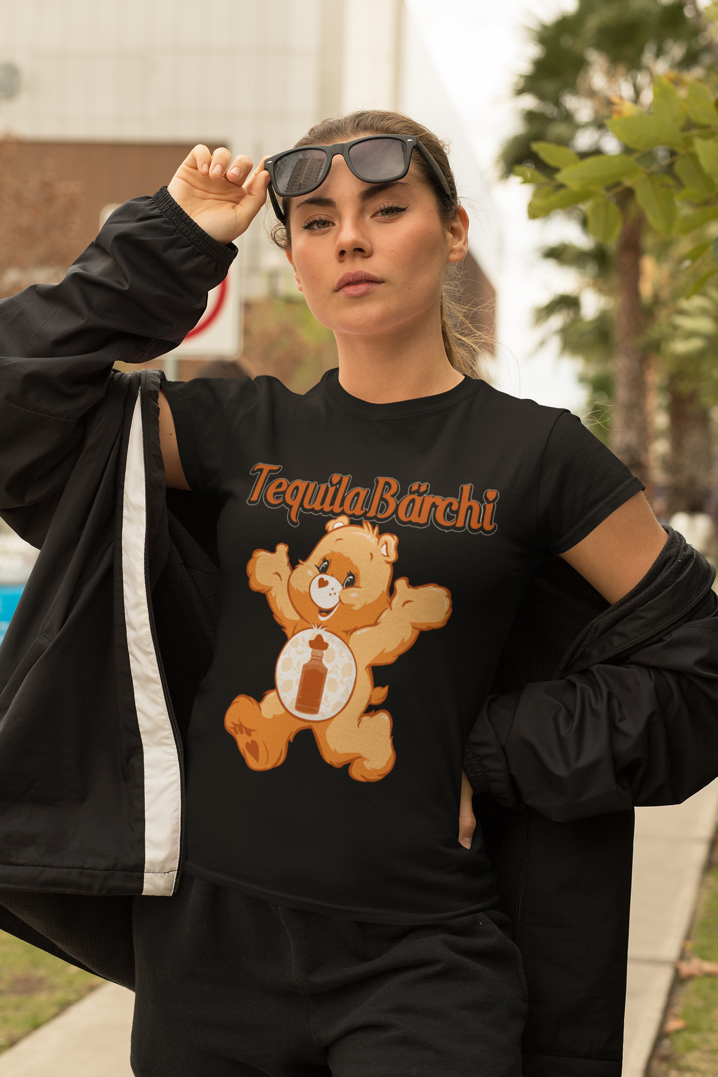 Blonde Frau mit Schwarzem Damenshirt mit Tequila Bärchi Glücksbärchi Design