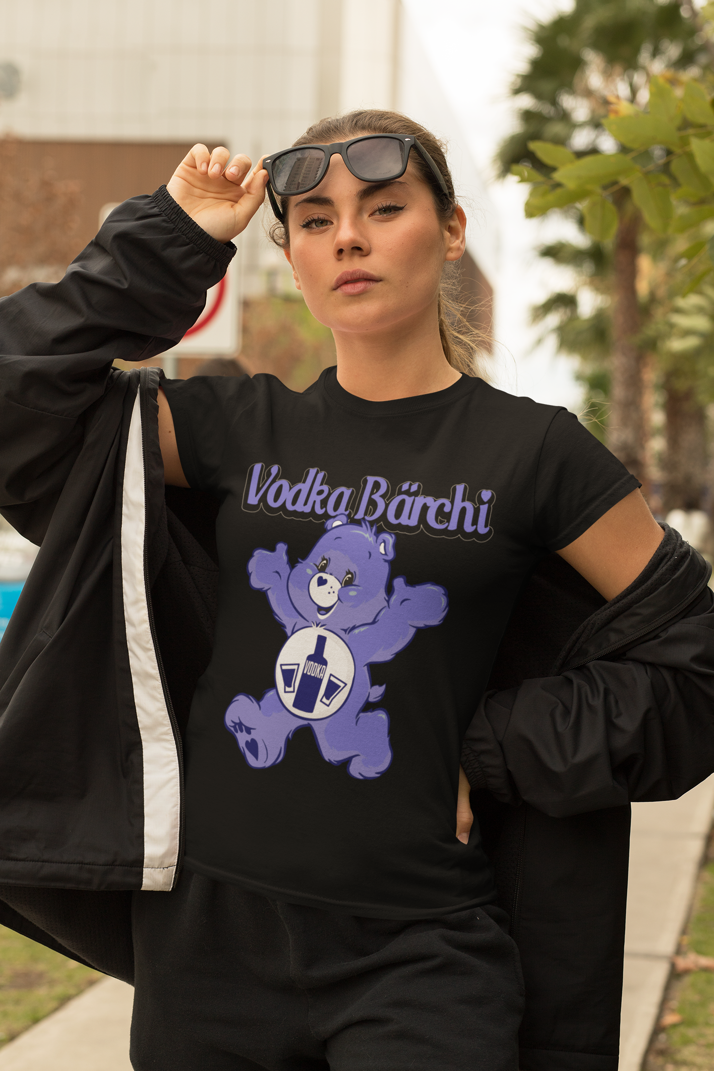 Blonde Frau mit Schwarzem Damenshirt mit Vodka Bärchi Design
