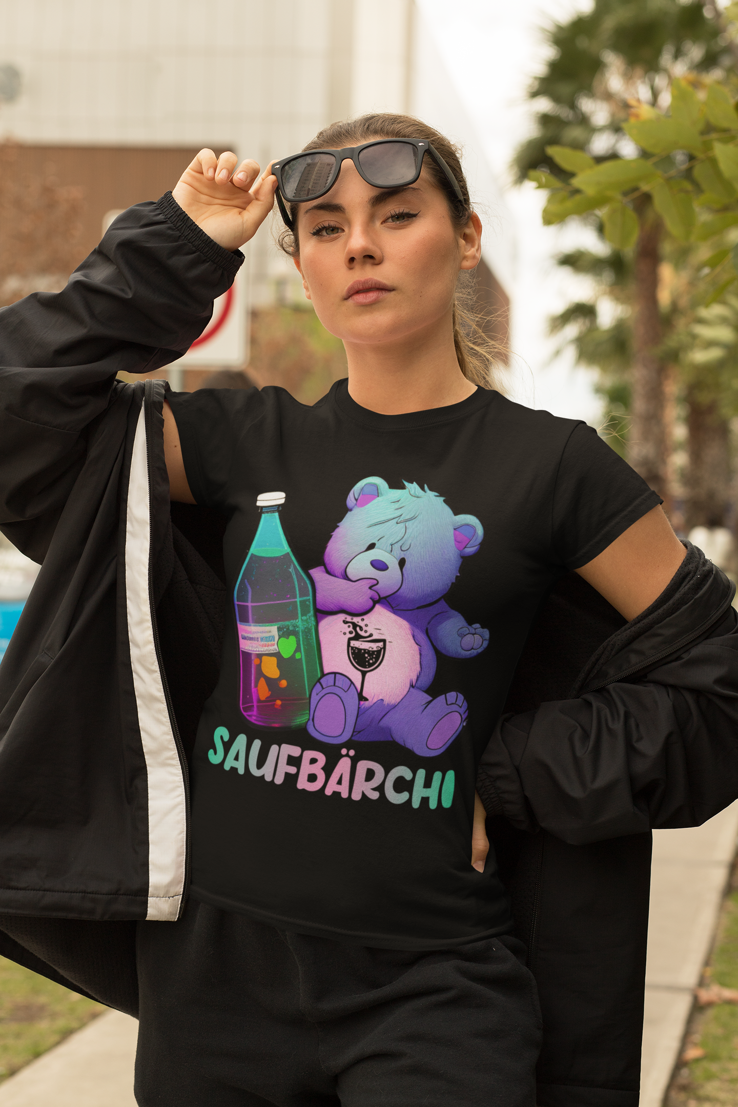 Blonde Frau trägt Schwarzes Saufbaerchi Damenshirt mit Flasche und Glas