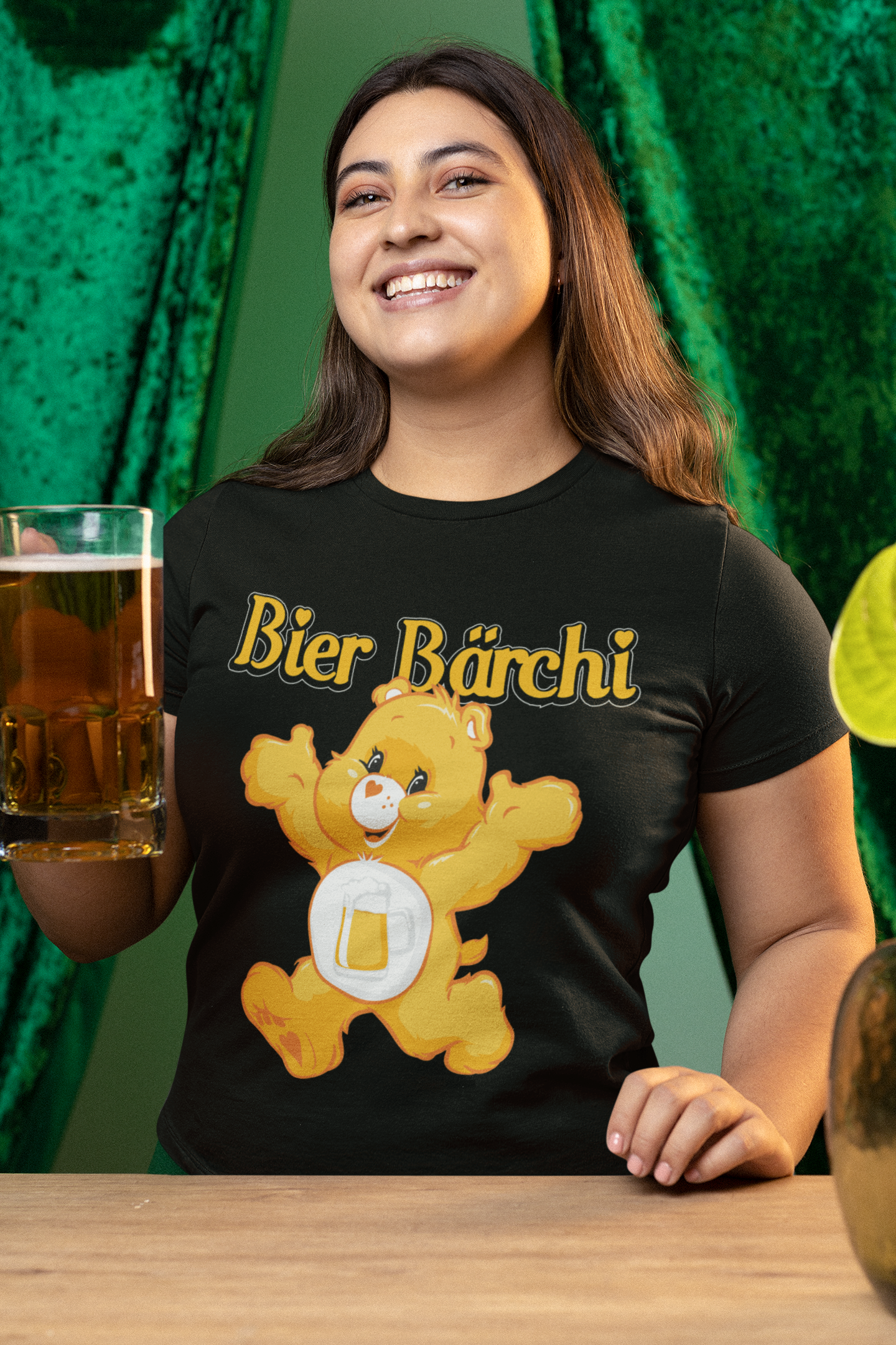 Brunette Frau mit Bierglass trägt Schwarzes Saufbaerchi Damenshirt mit Flasche und Glas