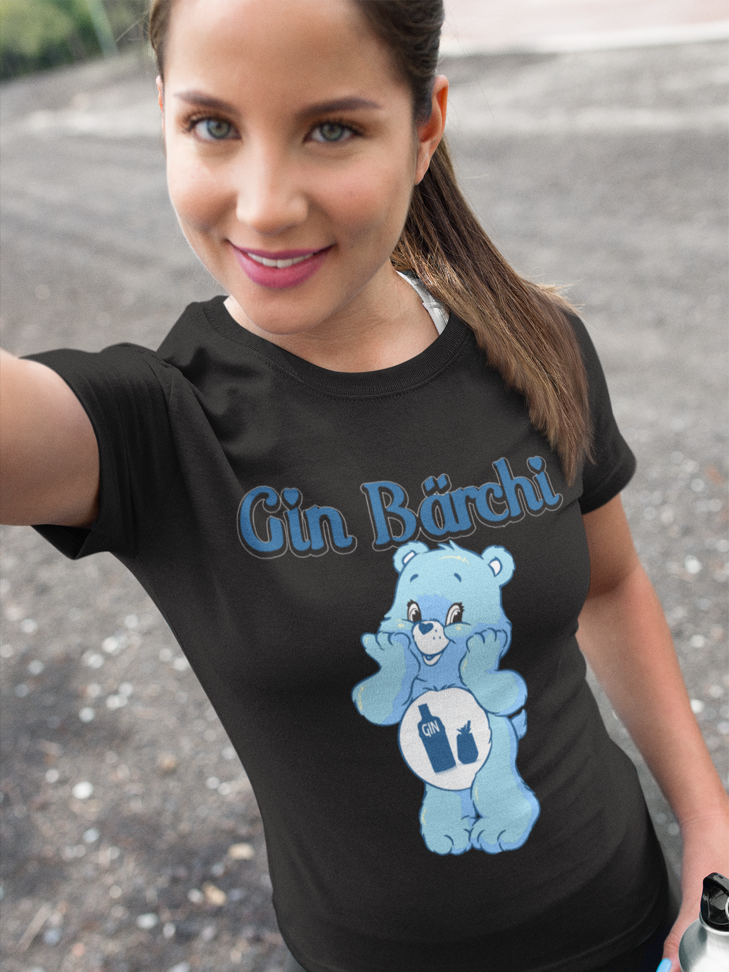 Brunette Frau mit Schwarzem Damenshirt mit Gin Bärchi Design mit Gin Flasche und Glas