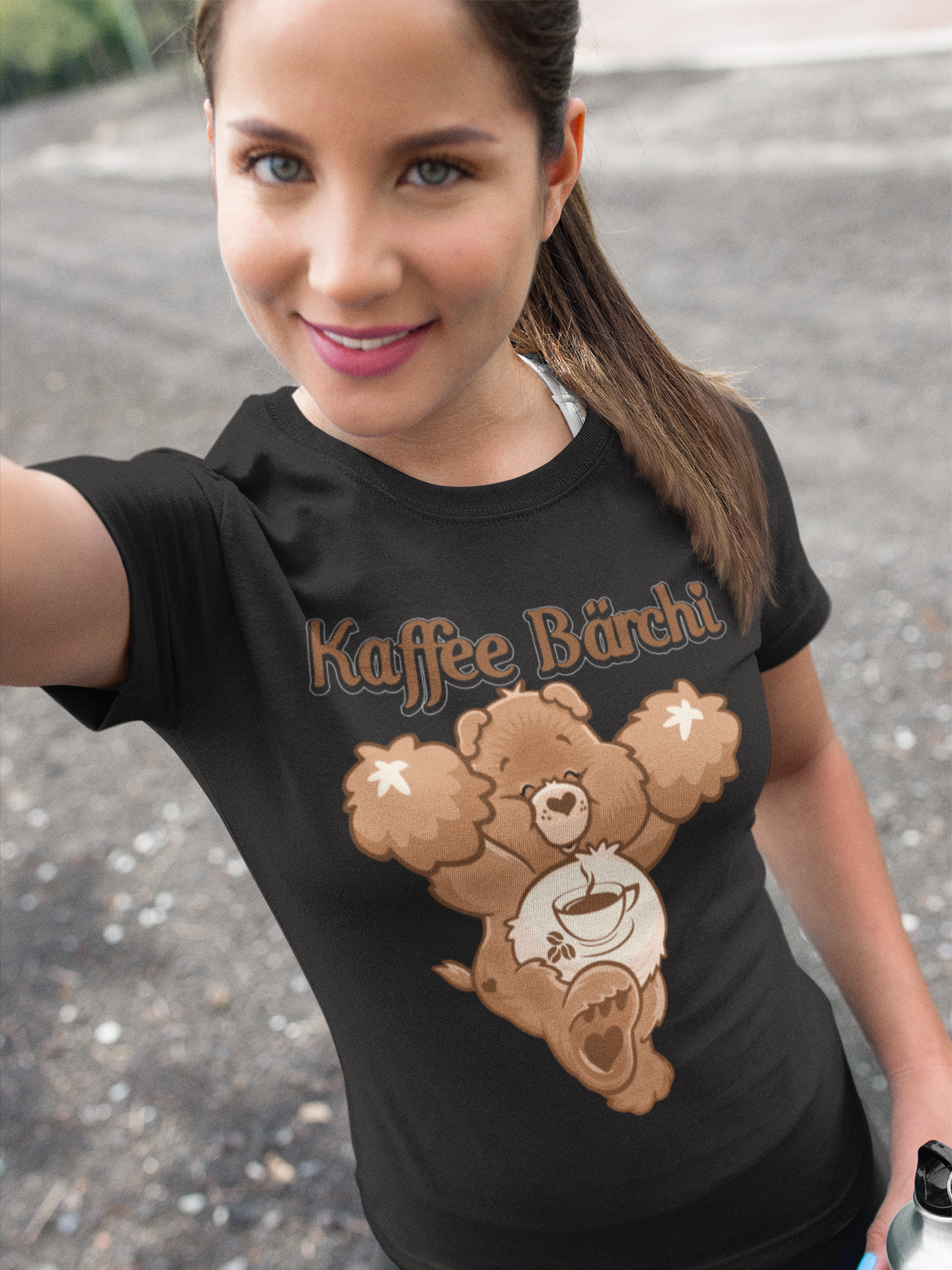 Brunette Frau mit Schwarzem Damenshirt mit Kaffee Bärchi Design