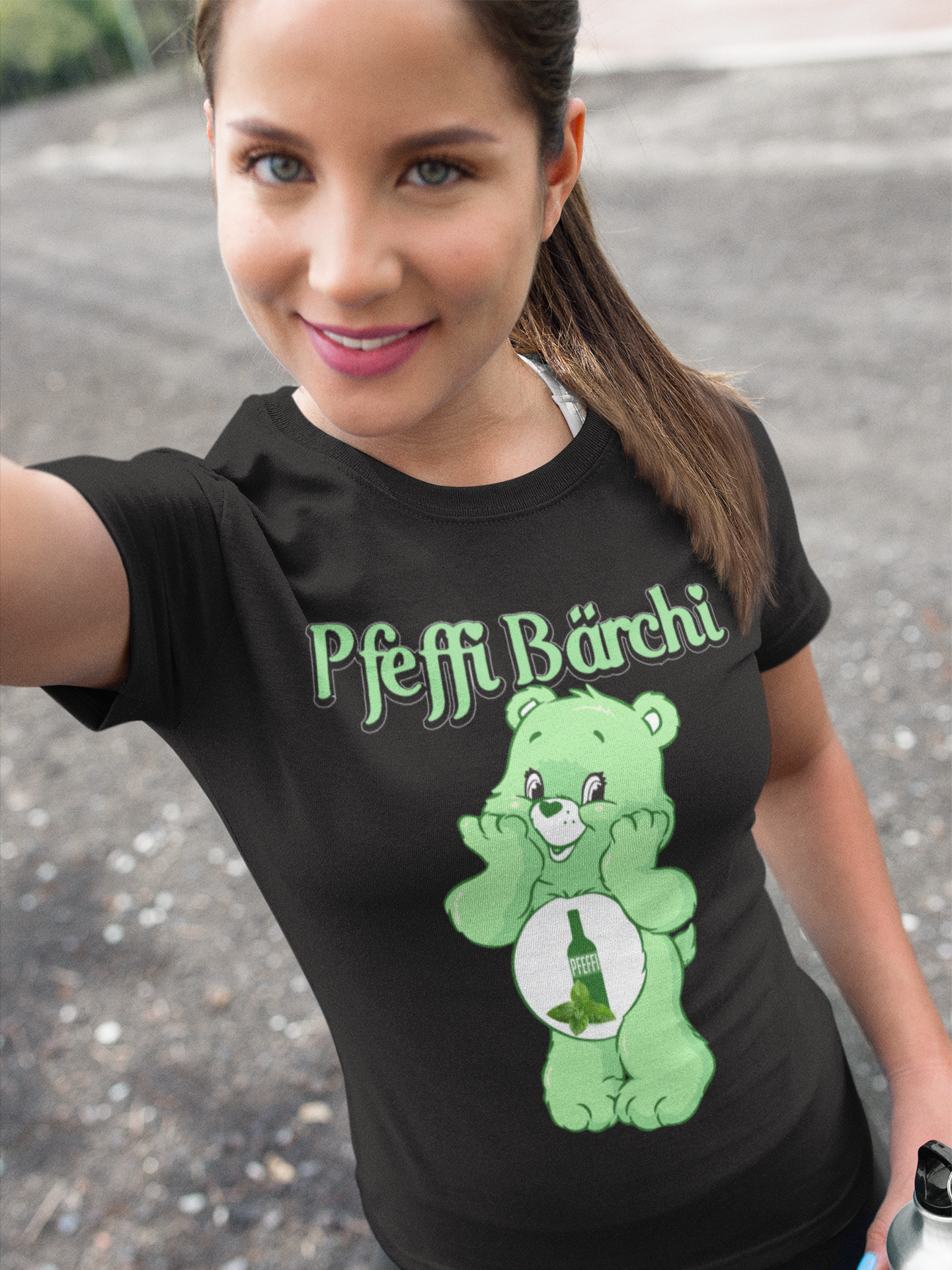 Brunette Frau mit Schwarzem Damenshirt mit Pfeffi Bärchi Glücksbärchi Design