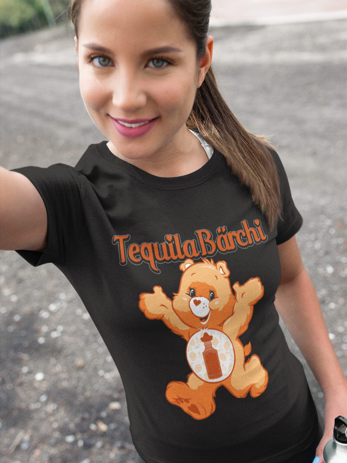 Brunette Frau mit Schwarzem Damenshirt mit Tequila Bärchi Glücksbärchi Design