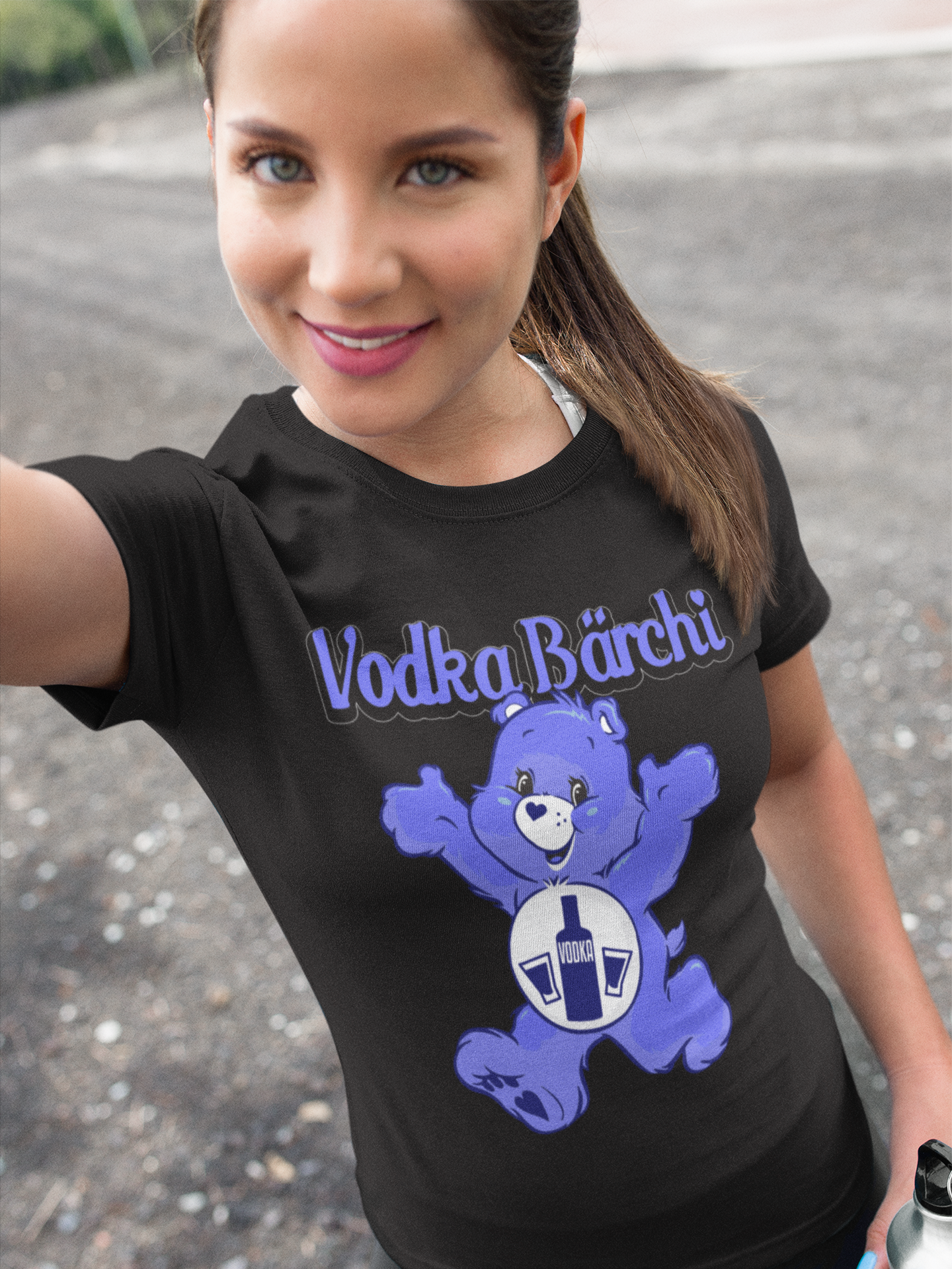 Brunette Frau mit Schwarzem Damenshirt mit Vodka Bärchi Design