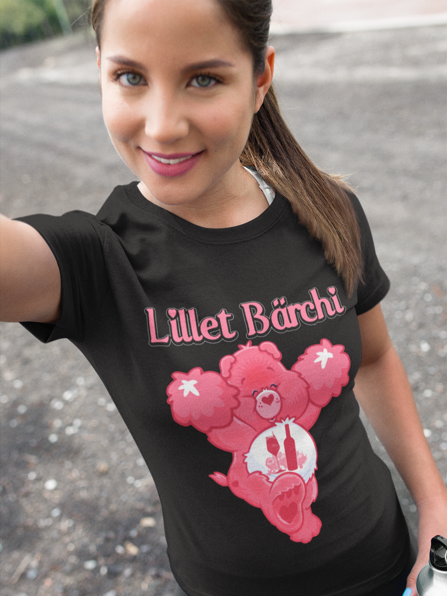 Brunette Frau mit Schwarzem Lillet Bärchi Glücksbärchi Damenshirt mit Lillet Flasche und Glas