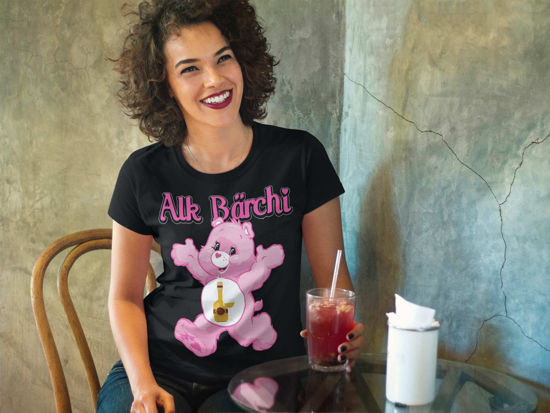 Brunette Frau mit Locken und mit Schwarzem Damenshirt mit Alk Bärchi Glücksbärchi Design