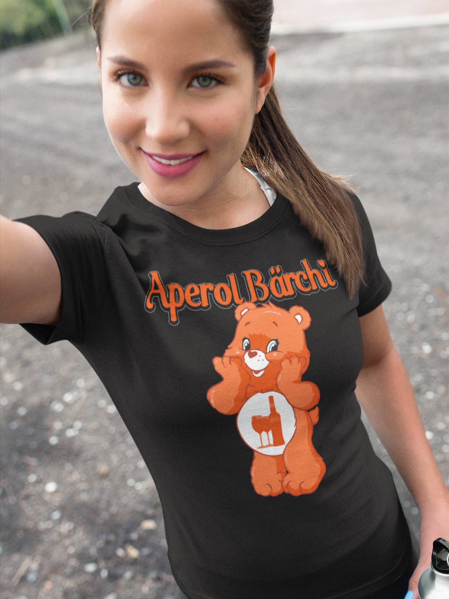 Brunette Frau trägt Schwarzes Aperol Bärchi Damenshirt mit Flasche und Glas