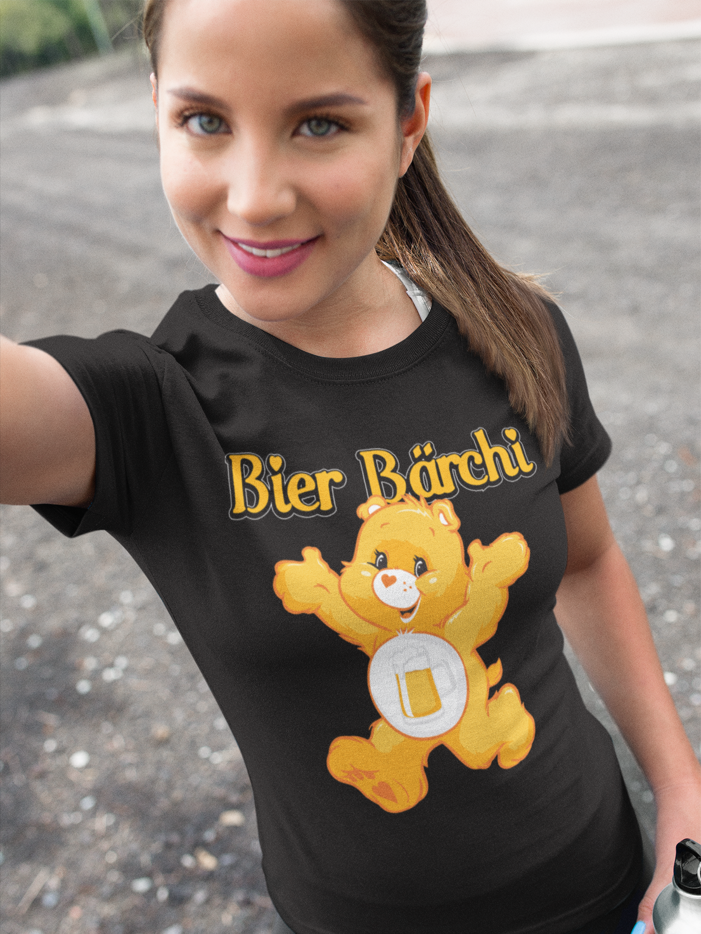 Brunette Frau trägt Schwarzes Bier Bärchi Damenshirt mit Flasche und Glas