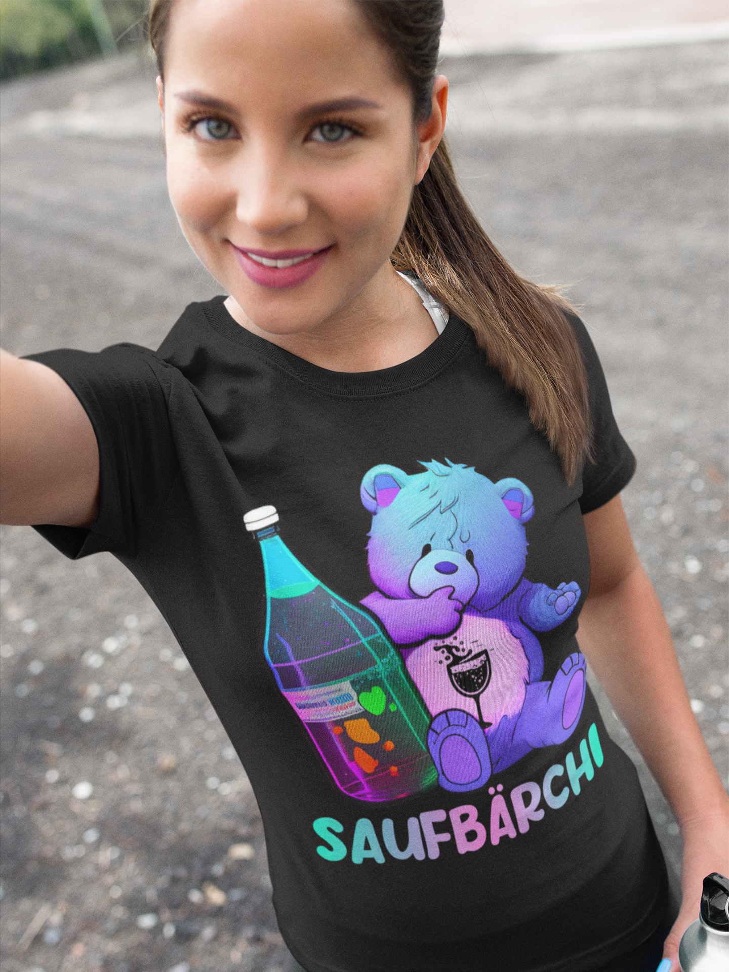 Brunette Frau trägt Schwarzes Saufbaerchi Damenshirt mit Flasche und Glas