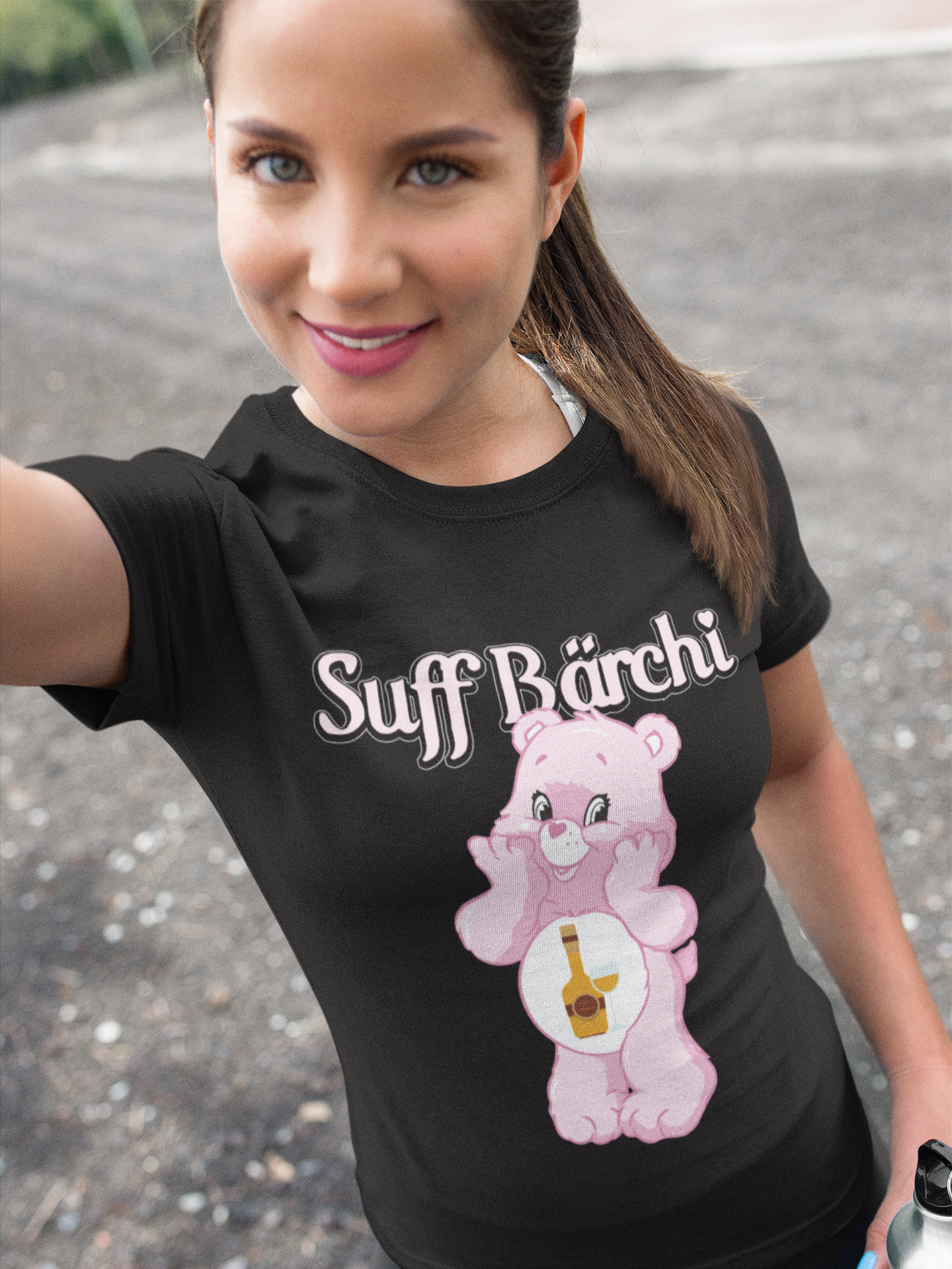 Brunette Frau trägt Schwarzes Suff Baerchi Damenshirt mit Flasche und Glas