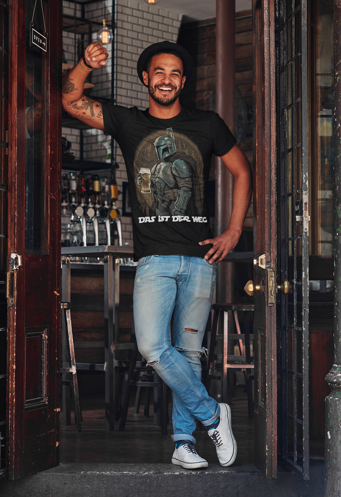 Das ist der Weg Mandalorian Herren Shirt mit Bierglas Model vor einer Bar