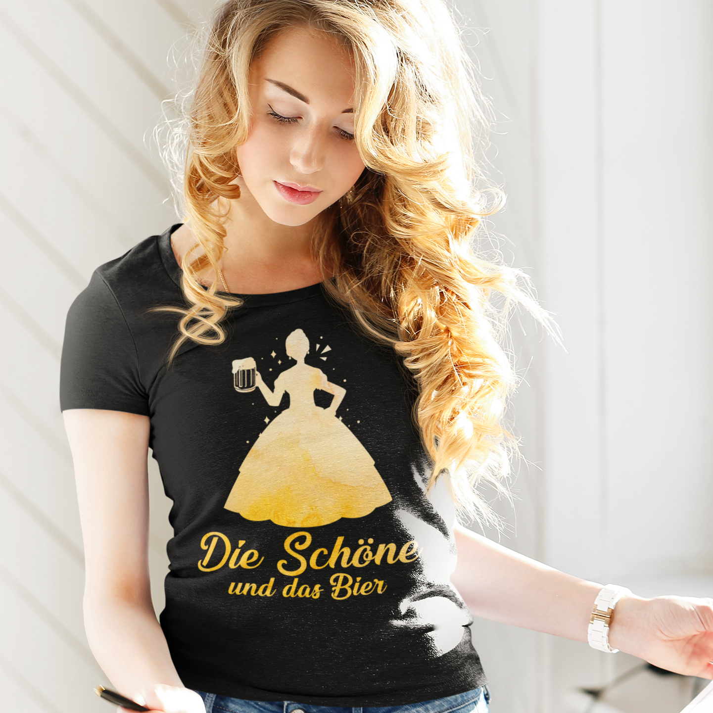 Die schöne und das Bier - Prinzessin Aquarell - Damenshirt