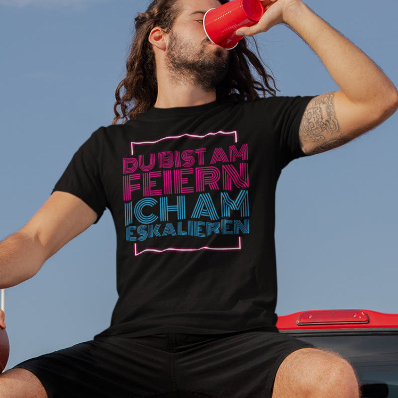 Herren Festival T-Shirt – Lustiger Spruch Du bist am Feiern ich am Eskalieren