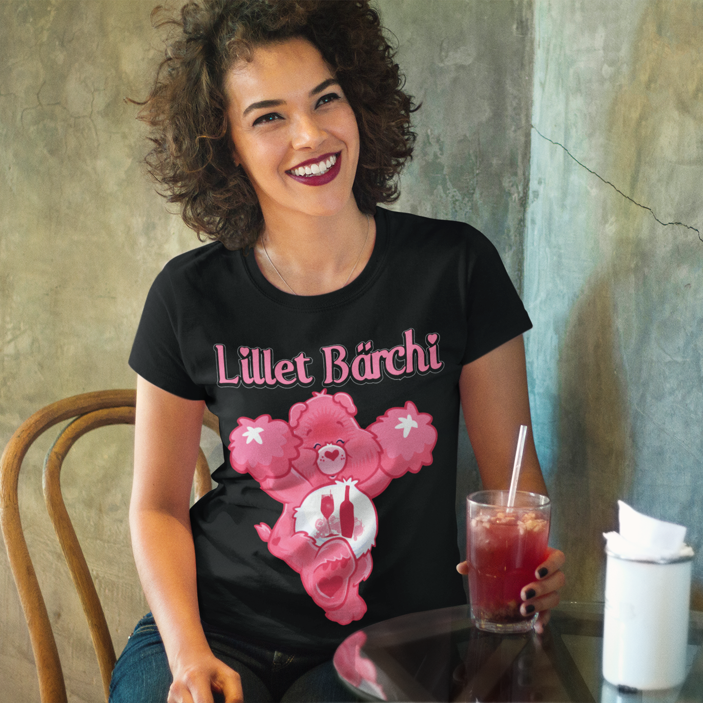 Dunkelhaarige Frau mit Schwarzem Lillet Bärchi Glücksbärchi Damenshirt mit Lillet Flasche und Glas