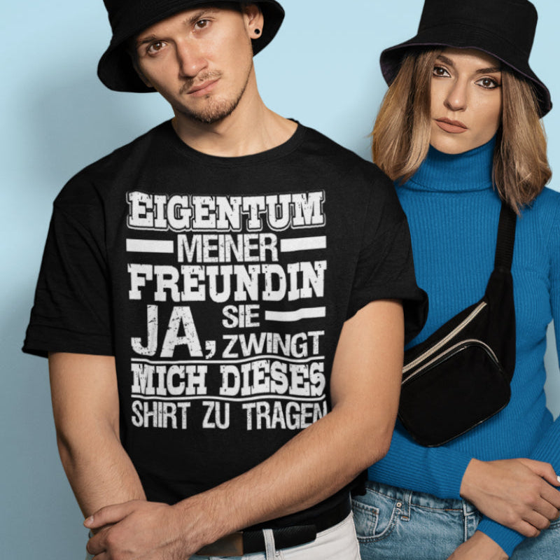 Herren T-Shirt – Eigentum meiner Freundin – Funshirt Geschenk Paarhumor