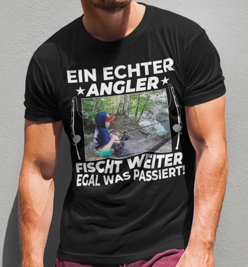 Ein echter Angler fischt weiter egal was passiert lustiges Männer Shirt Geschen