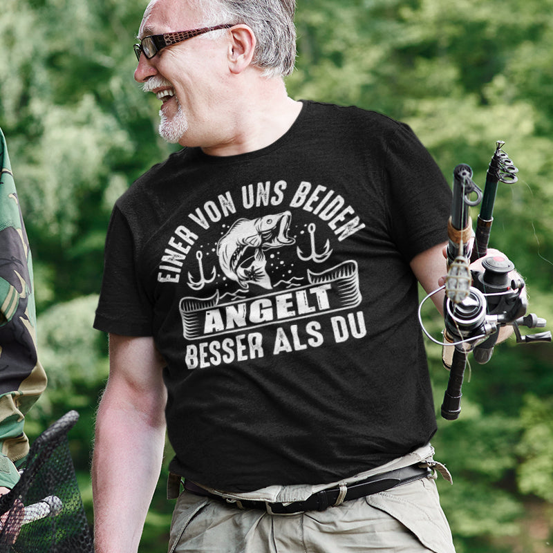 Lustiges Angler Shirt Einer von uns beiden angelt besser als du Männer Spruch