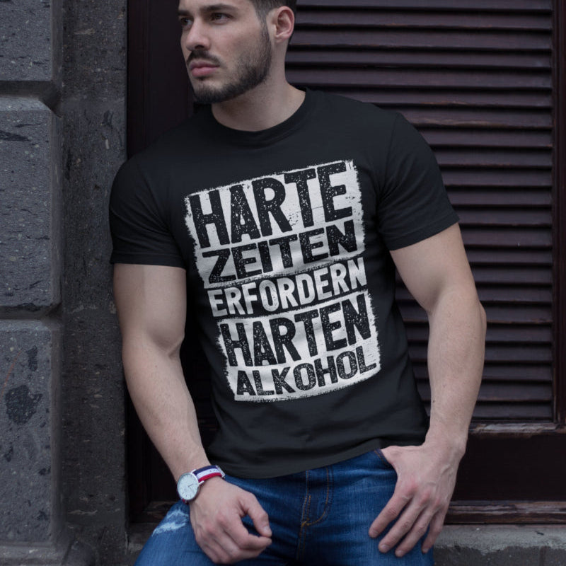 Harte Zeiten erfordern harten Alkohol – Lustiges Herren Shirt mit Trinkspruch