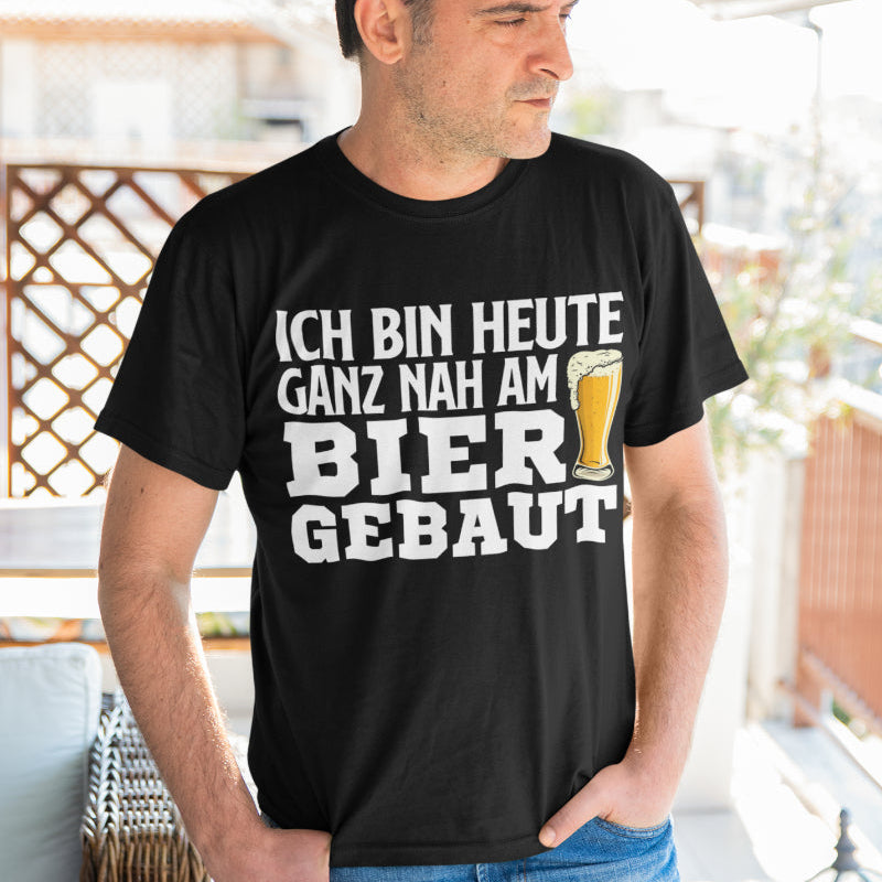 Premium Bio T-Shirt Männer – Ich bin heute ganz nah am Bier gebaut Style