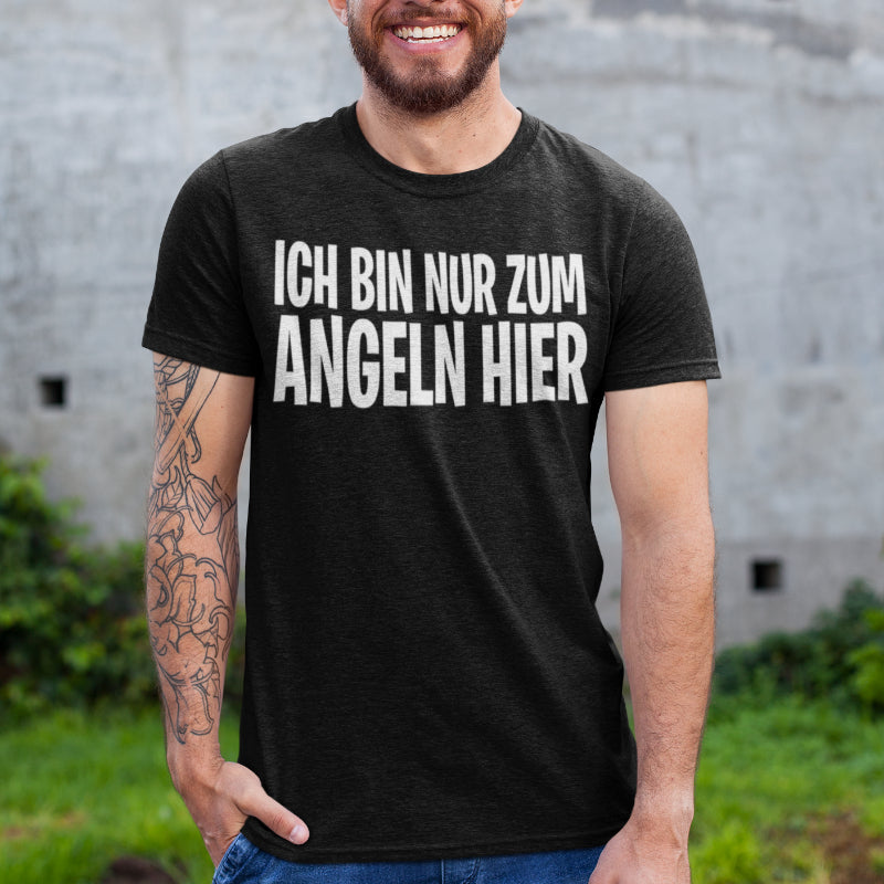 Ich bin nur zum Angeln hier – Lustiges Angler Spruchshirt für Männer