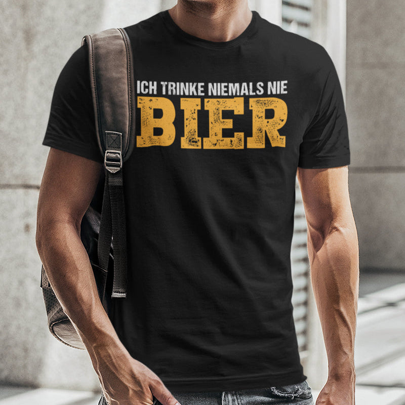 Ich trinke niemals nie Bier – Lustiges Herren T-Shirt mit Spruch Statement