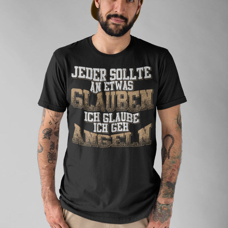 Jeder sollte an etwas glauben – Angelshirt mit witzigem Angler Spruch für Herren