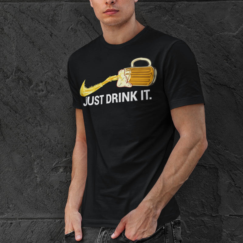 Coole Herren Bier T-Shirt Parodie Just Drink It Swoosh Spruch Bio Baumwolle