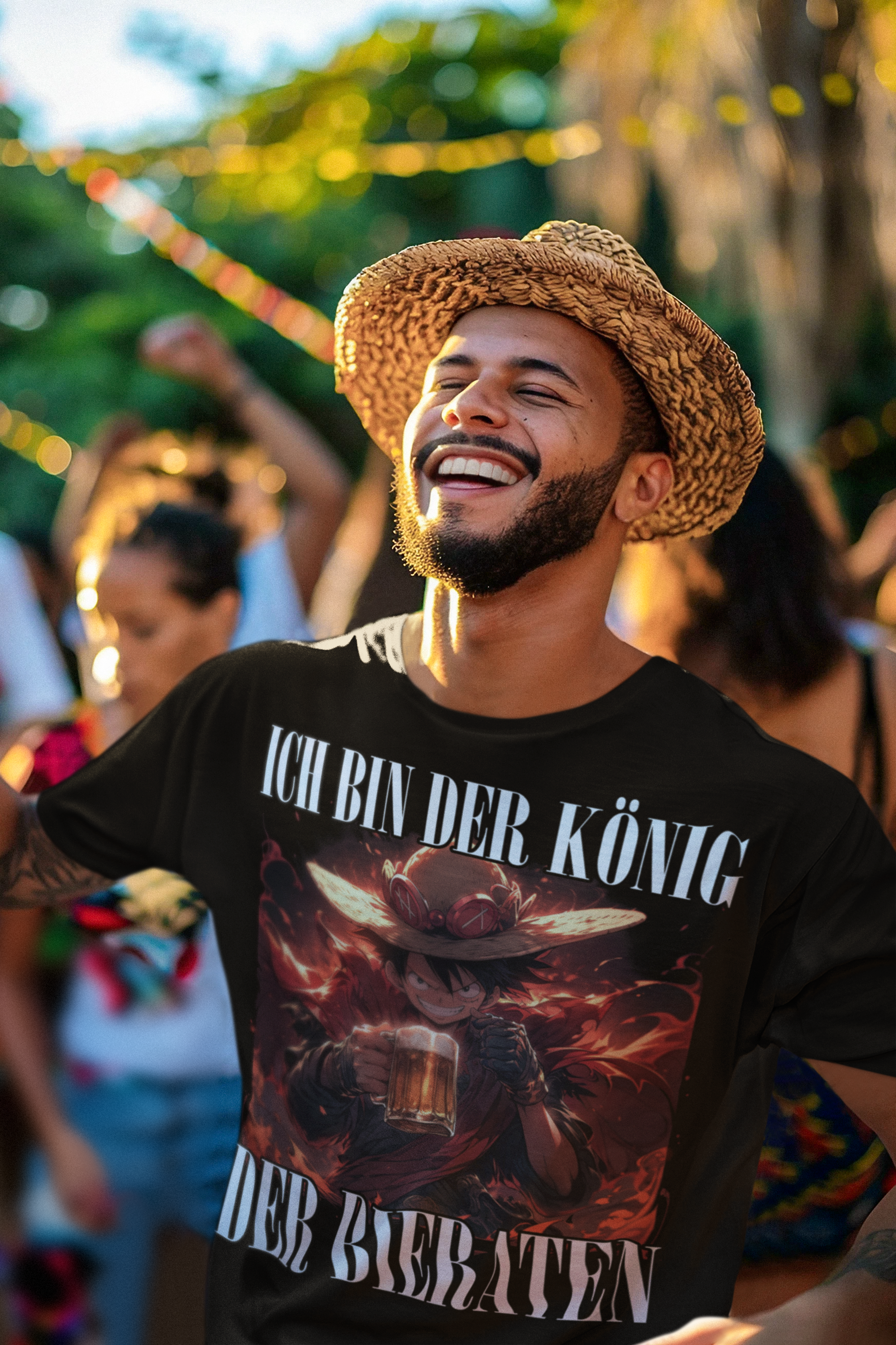 König der Bieraten Herren Shirt mit One Piece Ruffy mit Model