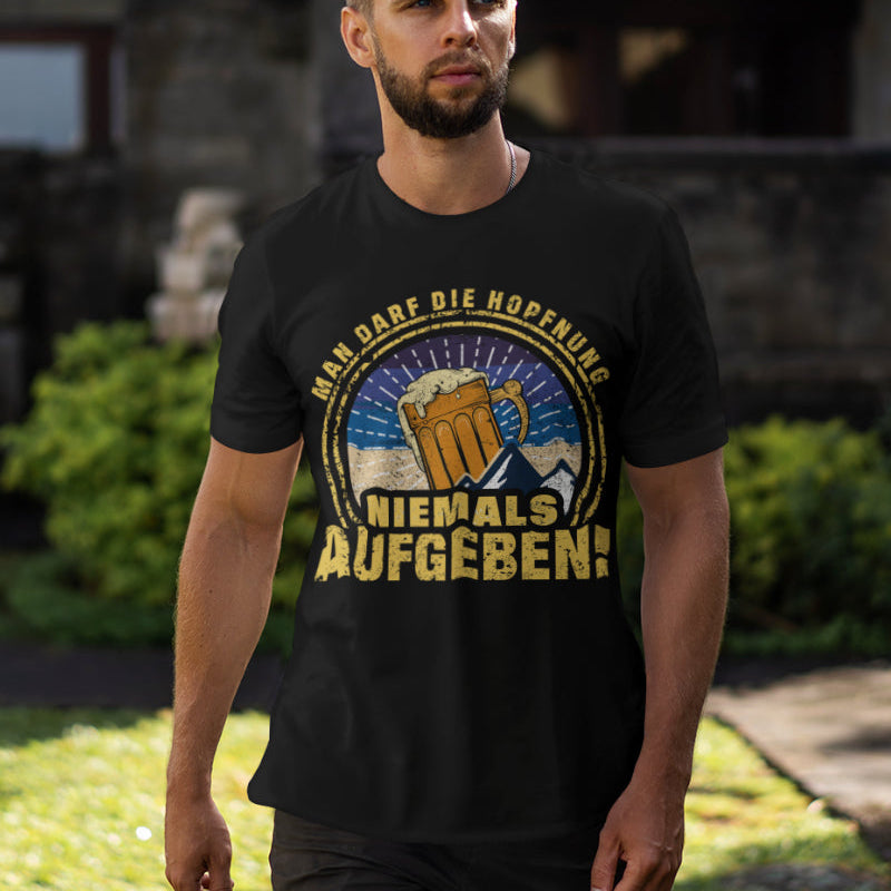 Man darf die Hopfnung niemals aufgeben – Bier Spruch T-Shirt für Männer