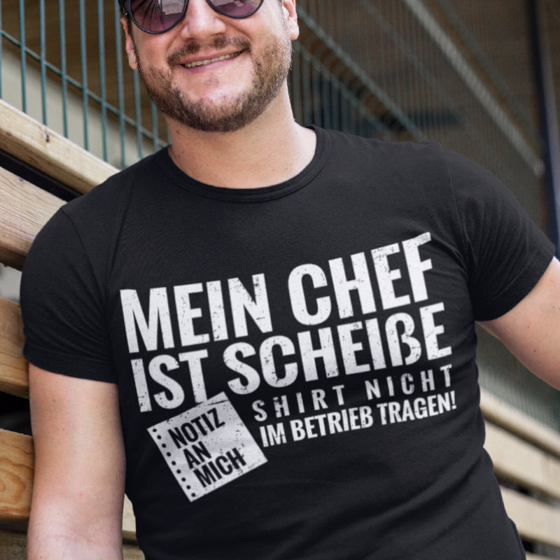 Herren T-Shirt – Mein Chef ist scheiße, nicht im Betrieb tragen – Job Spaß