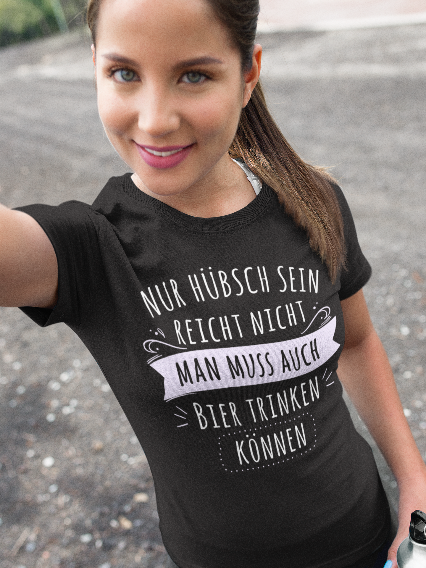 Nur hübsch sein reicht nicht Bier trinken - Damenshirt