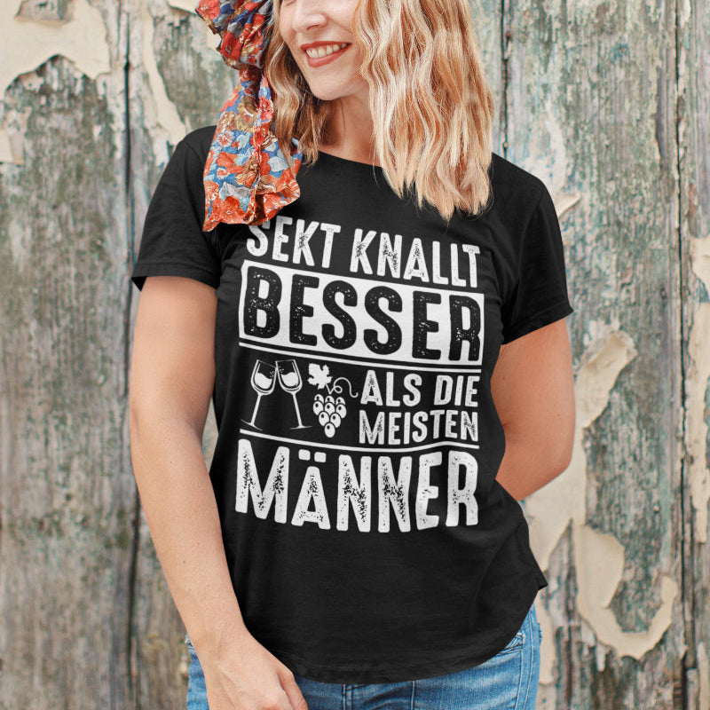 Damen Bio T-Shirt Sekt Spruch – Sekt knallt besser als die meisten Männer