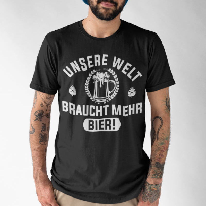 Unsere Welt braucht mehr Bier – Lustiges Männer T-Shirt für Bierfans